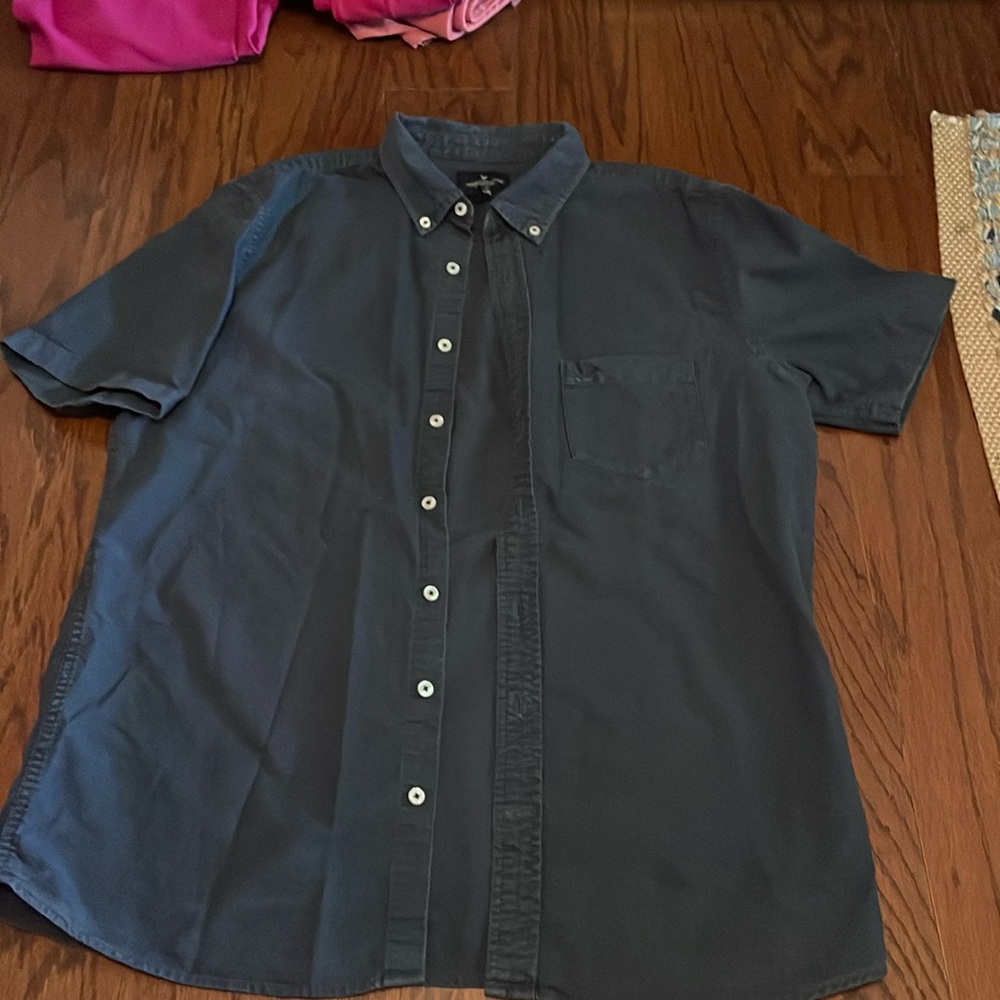 Men’s American eagle short sleeve button down, size large navy blue